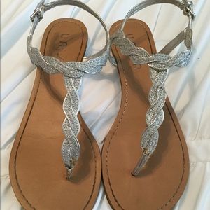 LIGHTLY WORN SILVER SANDALS WITH SMALL HEEL
